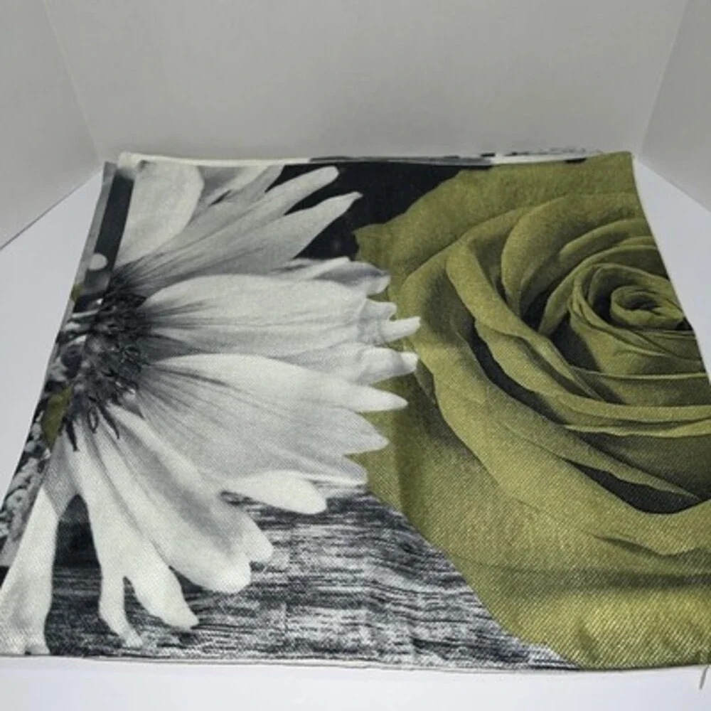Flower Throw Pillow Covers Lot Of 4 Green/white 17.5’’ X 17.5’’